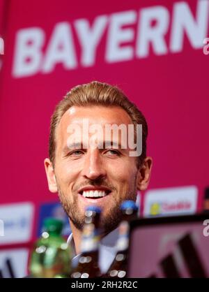 Monaco, Germania. 13 agosto 2023. L'attaccante inglese Harry Kane partecipa a una conferenza stampa a Monaco, in Germania, 13 agosto 2023. Il Bayern Monaco ha completato la firma dell'attaccante internazionale dell'Inghilterra Harry Kane dalla squadra di Premier League Tottenham Hotspur. Credito: Philippe Ruiz/Xinhua/Alamy Live News Foto Stock