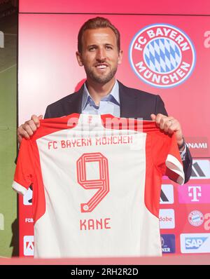 Monaco, Germania. 13 agosto 2023. L'attaccante inglese Harry Kane partecipa a una conferenza stampa a Monaco, in Germania, 13 agosto 2023. Il Bayern Monaco ha completato la firma dell'attaccante internazionale dell'Inghilterra Harry Kane dalla squadra di Premier League Tottenham Hotspur. Credito: Philippe Ruiz/Xinhua/Alamy Live News Foto Stock