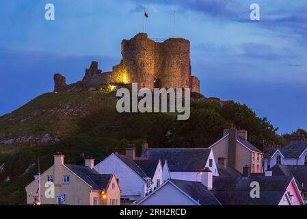 Il castello di Criccieth è illuminato alla luce della sera. Foto Stock