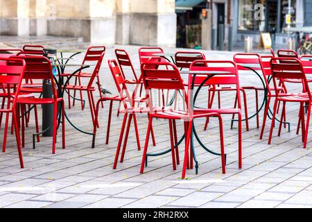 Tavoli e sedie vuoti nel centro della città - Bruxelles, Belgio. Foto Stock