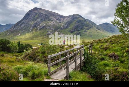 Escursionista che cammina lungo la scalinata del Diavolo verso il passo di Glencoe nelle Highlands scozzesi, Scozia, Regno Unito Foto Stock