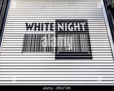 Cartello con la scritta "White Night" sulle persiane anteriori del negozio - Bruxelles, Belgio. Foto Stock