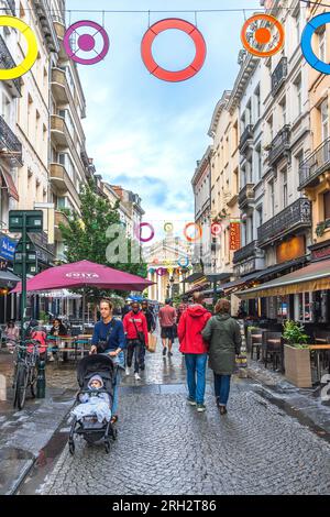 Vista lungo Rue Auguste Orts verso la Bourse - Bruxelles, Belgio. Foto Stock
