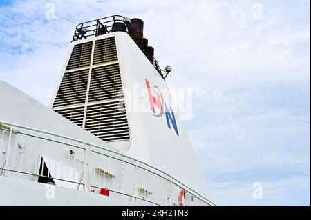 Il traghetto Romantika naviga sulla rotta Eemshaven-Kristiansand dall'inizio di aprile 2022. Sul camino il logo rosso-blu-grigio Foto Stock