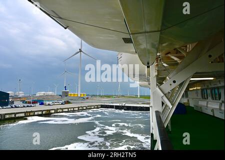 Il traghetto Romantika naviga sulla rotta Eemshaven-Kristiansand dall'inizio di aprile 2022. Sta per lasciare il porto Foto Stock