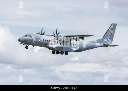 Forza aerea polacca - CASA C-295M, in avvicinamento finale per atterrare a RAF Fairford per prendere parte al Royal International Air Tattoo 2023. Foto Stock