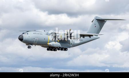 Royal Air Force Airbus A400M «ZM419» in avvicinamento finale per atterrare a RAF Fairford per partecipare al Royal International Air Tattoo 2023. Foto Stock