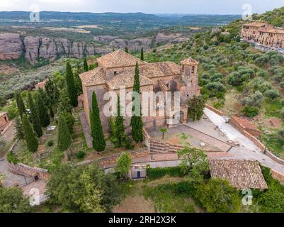 Alquezar storico villaggio di Huesca, Aragona, Spagna. Chiesa Parrocchiale di San Miguel Arcangelo, nominata Pretty Town Foto Stock