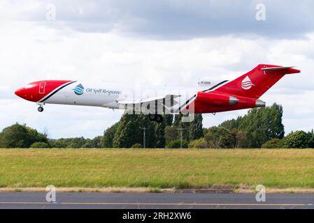 London Southend Airport, Essex, Regno Unito. 13 agosto 2023. L'aeromobile Boeing 727-1, di serie G-OSRB, è atterrato all'aeroporto di Essex dopo essere stato in attesa durante il trasferimento di petrolio dalla petroliera FSO Safer al largo delle coste dello Yemen. L'aereo di linea convertito è stato di stanza all'aeroporto di Gibuti per la durata dell'operazione, che ha visto più di un milione di barili di petrolio trasferiti dalla petroliera a una nave di recupero. Il 727 è gestito da 2Excel Aviation per conto di OSR ed è dotato di apparecchiature per spruzzare sostanze chimiche dispersive su qualsiasi olio versato durante il trasferimento Foto Stock