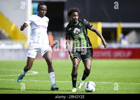 Brugge, Belgio. 13 agosto 2023. Yira Sor di Genk e Abu Francis di Cercle fotografati in azione durante una partita di calcio tra Cercle Brugge e KRC Genk, domenica 13 agosto 2023 a Brugge, il giorno 3/30 della prima divisione del campionato belga "Jupiler Pro League" del 2023-2024. BELGA PHOTO TOM GOYVAERTS Credit: Belga News Agency/Alamy Live News Foto Stock