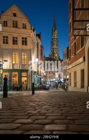 Scena di strada a Bruxelles di notte guardando verso la Grand Place Foto Stock