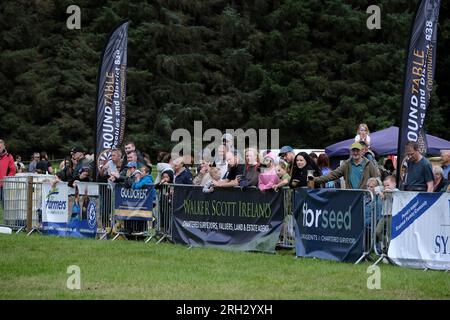 Peebles, Regno Unito. 13 agosto 2023. Peebles, Regno Unito. Peebles Agricultural Society, Grand Open Show, tenutosi nei campi della Nether Horsburgh Farm, Cardrona, Peebles domenica 13 agosto 2023. Cavalli e bestiame, oltre ad esibizioni di macchinari agricoli, intrattenimento ad anello principale da StuntWorld International anche nell'arena ad anello principale durante il pomeriggio, grandi folle hanno partecipato all'evento, che si tiene quest'anno di domenica. Credito: Rob Gray/Alamy Live News Foto Stock