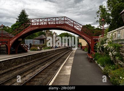 Ponte passeggeri sui binari della stazione di Goathland sulla York Moors Railway Foto Stock