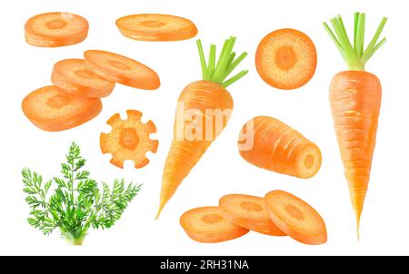 Raccolta di carote tagliate crude e intere con foglie isolate su fondo bianco Foto Stock