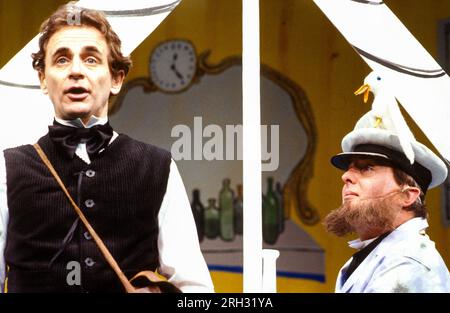 l-r: Sylvester McCoy (Erik Satie), Michael Attwell (zio Seabird) in SATIE GIORNO / NOTTE di Adrian Mitchell al Lyric Hammersmith Studio, Londra W6 1986 design: Tom Phillips illuminazione: Dave Horn regista: Richard Williams Foto Stock