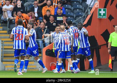 Hull, Regno Unito. 12 agosto 2023. Sheffield Wednesday difensore Juan Delgado (15) segna un GOL 0-1 e festeggia con Sheffield Wednesday centrocampista Barry Bannan (10) Sheffield Wednesday difensore Bambo Diaby (5) Sheffield Wednesday attaccante Callum Paterson (13) Sheffield mercoledì centrocampista Tyreeq Bakinson (19) durante la partita di campionato Hull City FC vs Sheffield Wednesday FC EFL a. MKM Stadium, Hull, Regno Unito il 12 agosto 2023 Credit: Every Second Media/Alamy Live News Foto Stock