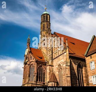 Facciata dell'antico edificio Chiesa della Vergine Maria nel centro storico di Norimberga, Germania. Facciata di una casa storica con tipico tetto rosso in Baviera, Europa Foto Stock