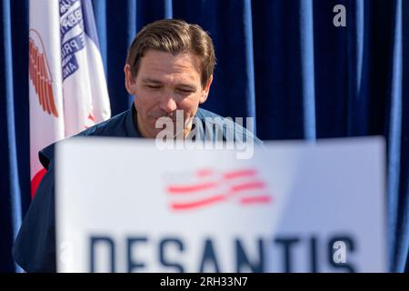 Des Moines, Iowa, USA - 12 agosto 2023: Il governatore repubblicano della Florida e candidato presidenziale Ron DeSantis saluta i tifosi alla fiera dello stato dell'Iowa a Des Moines, Iowa. Foto Stock