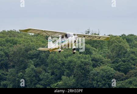 Ikarus C42 Microlight presso l'aeroporto di Cotswold utilizzando combustibile Zero SynAVGas UL91 per alimentare il motore dell'aeromobile e sviluppare tecnologie per ridurre le emissioni di carbonio Foto Stock