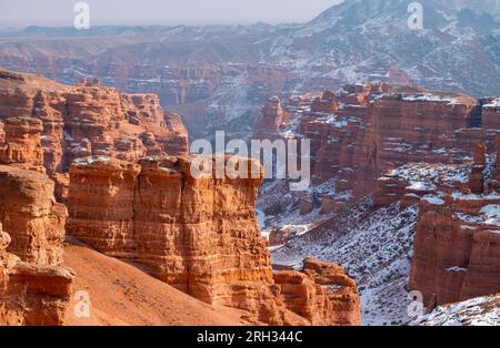 Incredibile vista panoramica del Charyn Canyon invernale nel Parco Nazionale di Charyn, Kazakistan. Foto Stock