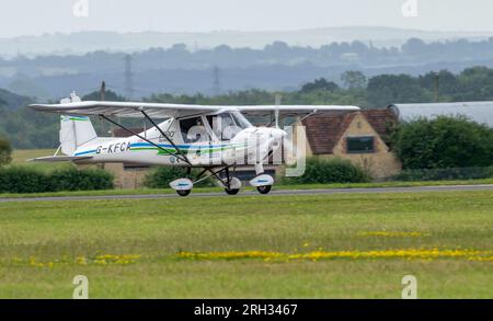 Ikarus C42 Microlight presso l'aeroporto di Cotswold utilizzando combustibile Zero SynAVGas UL91 per alimentare il motore dell'aeromobile e sviluppare tecnologie per ridurre le emissioni di carbonio Foto Stock