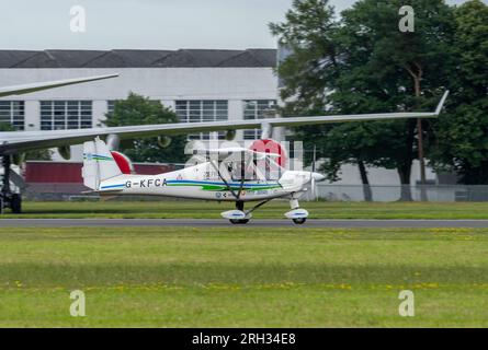 Ikarus C42 Microlight presso l'aeroporto di Cotswold utilizzando combustibile Zero SynAVGas UL91 per alimentare il motore dell'aeromobile e sviluppare tecnologie per ridurre le emissioni di carbonio Foto Stock