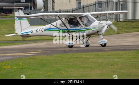 Ikarus C42 Microlight presso l'aeroporto di Cotswold utilizzando combustibile Zero SynAVGas UL91 per alimentare il motore dell'aeromobile e sviluppare tecnologie per ridurre le emissioni di carbonio Foto Stock