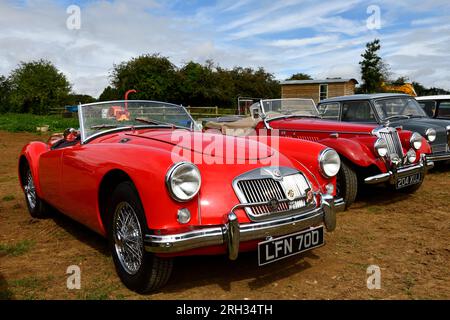 Cotswolds, Regno Unito. 13 agosto 2023. Auto sportive MG in esposizione statica al Hook Norton Brewery Classic Car Meeting Oxfordshire Inghilterra regno unito. 13 agosto 2023 crediti : MELVIN GREEN / Alamy Live News. Crediti: MELVIN GREEN/Alamy Live News Foto Stock