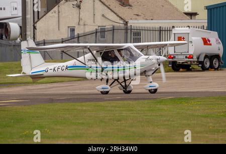 Ikarus C42 Microlight presso l'aeroporto di Cotswold utilizzando combustibile Zero SynAVGas UL91 per alimentare il motore dell'aeromobile e sviluppare tecnologie per ridurre le emissioni di carbonio Foto Stock