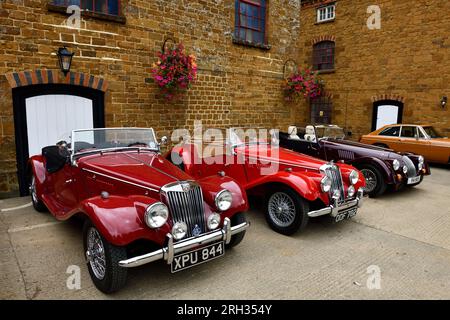 Cotswolds, Regno Unito. 13 agosto 2023. Auto sportive MG in esposizione statica al Hook Norton Brewery Classic Car Meeting Oxfordshire Inghilterra regno unito. 13 agosto 2023 crediti : MELVIN GREEN / Alamy Live News. Crediti: MELVIN GREEN/Alamy Live News Foto Stock