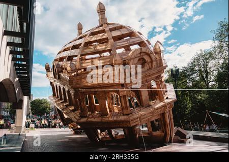 Newcastle upon Tyne, Regno Unito . 13 agosto 2023 - Newcastle, Regno Unito: Il pubblico partecipa alla distruzione colossale della costruzione monumentale di Olivier Grossetête al NOVUM Festival 2023. La struttura fu costruita in cartone dal pubblico all'inizio del festival e distrutta alla fine Foto Stock