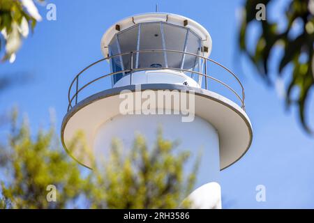 Faro di Cape Tourville nel Parco Nazionale di Freycinet, a Close Bay, Tasmania, Australia. Estate cielo sfondo blu. Foto Stock