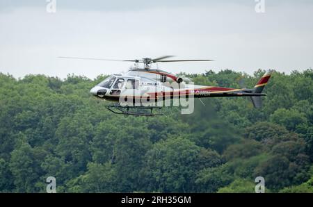 Airbus AS355 N Helicopter M-OWEN in circuito presso l'aeroporto di Cotswold Foto Stock