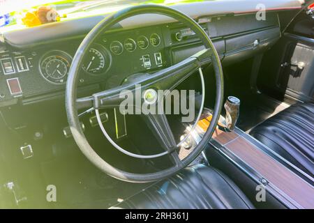 Little Elm, Texas - 11 giugno 2023: Interni in pelle Plymouth Roadrunner, volante. Foto Stock