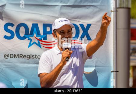 Des Moines, Iowa, USA - 12 agosto 2023: L'imprenditore di biotecnologia e candidato presidenziale repubblicano Vivek Ramaswamy saluta i tifosi alla fiera dello stato dell'Iowa a Des Moines, Iowa. Foto Stock