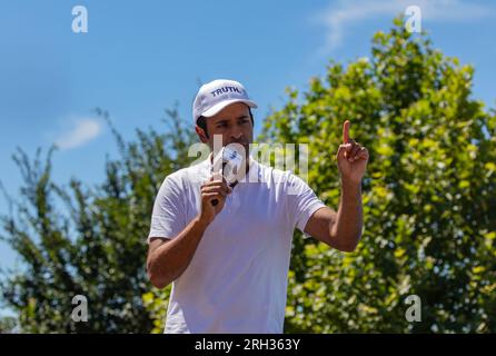 Des Moines, Iowa, USA - 12 agosto 2023: L'imprenditore di biotecnologia e candidato presidenziale repubblicano Vivek Ramaswamy saluta i tifosi alla fiera dello stato dell'Iowa a Des Moines, Iowa. Foto Stock