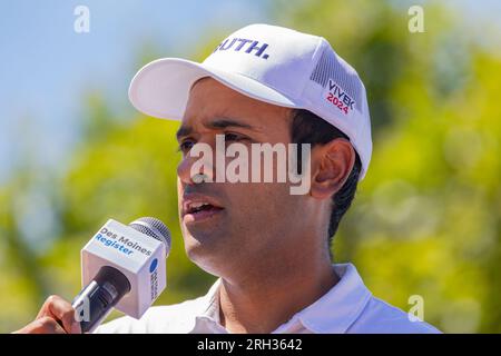 Des Moines, Iowa, USA - 12 agosto 2023: L'imprenditore di biotecnologia e candidato presidenziale repubblicano Vivek Ramaswamy saluta i tifosi alla fiera dello stato dell'Iowa a Des Moines, Iowa. Foto Stock