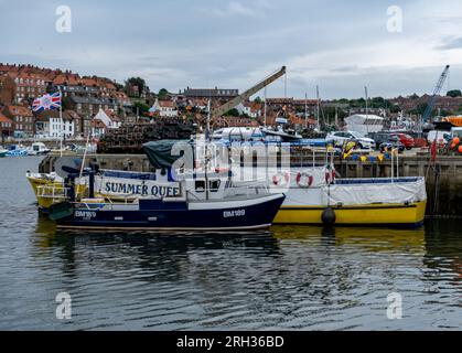 Barche da pesca commerciali e attrezzature nel porto di Whitby, sulla costa dello Yorkshire settentrionale Foto Stock