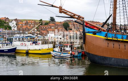 Barche da pesca commerciali e attrezzature nel porto di Whitby, sulla costa dello Yorkshire settentrionale Foto Stock