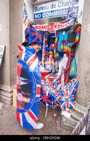 Venditori ambulanti con chiosco souvenir durante le nozze reali, Londra Inghilterra, Regno Unito, Foto Stock