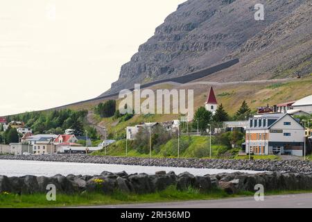 Patreksfjörður, Islanda - 2 luglio 2023: Piccolo villaggio di pescatori, Patreksfjörður, nei Westfjords dell'Islanda Foto Stock