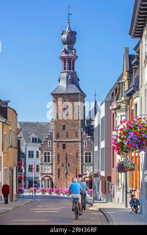 Campanile del XVI secolo / Hallentoren in stile rinascimentale e ciclisti che cavalcano nella città fiamminga di Tielt in estate, Fiandre occidentali, Belgio Foto Stock