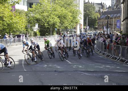 Glasgow, Scozia, Regno Unito. 13 agosto 2023. Gruppo ciclistico professionista internazionale nella fase dei giri della città della UCI Cycling World Championships Women Elite Road Race, che ha avuto inizio a Loch Lomond e si è conclusa con sei giri di strade cittadine di Glasgow. I ciclisti si stanno trasformando da University Avenue in Byres Road nel West End della città. Crediti: Elizabeth Leyden/Alamy Live News Foto Stock