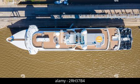 Nave da spedizione ormeggiata accanto al porto. Barca a zodiaco multiplo sul ponte posteriore. Vista dall'alto verso il basso dell'antenna. Foto Stock