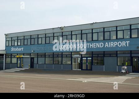 Edificio terminal Stobart London Southend Airport, Southend on Sea, Essex, Regno Unito. Con lettere di testo, nome dell'aeroporto. Vecchio terminale prima dell'espansione Foto Stock