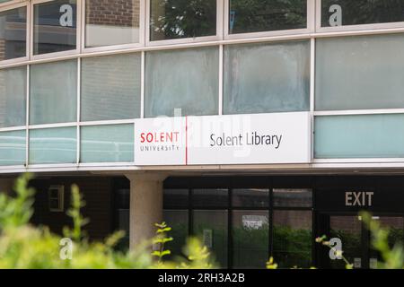 Southampton, Regno Unito - 6 agosto 2023: La Solent University si trova a Southampton Foto Stock
