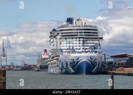 Southampton, Regno Unito - 6 agosto 2023:- Una nave da crociera attraccata nel porto di Southampton Foto Stock