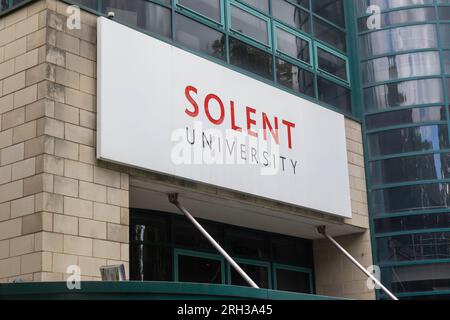 Southampton, Regno Unito - 6 agosto 2023: La Solent University si trova a Southampton Foto Stock