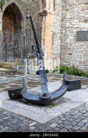 Southampton, Regno Unito - 6 agosto 2023:- un'ancora nelle rovine della chiesa di Holyrood, distrutta durante la seconda guerra mondiale nel 1940 Foto Stock