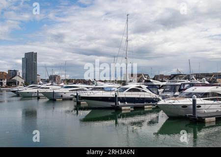Southampton, Regno Unito - 6 agosto 2023: Ocean Village Marina a Southampton Foto Stock
